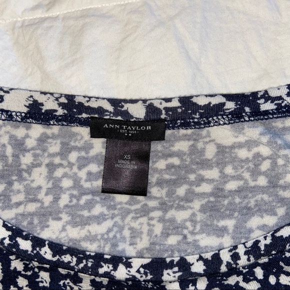 Ann Taylor. Ann Taylor short sleeve blouse. - Picture 3 of 5